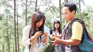 Thanh niên dân tộc Cơ Ho (Lâm Đồng) làm hướng dẫn viên du lịch.