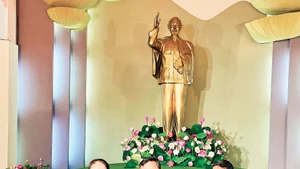 Nghệ sĩ Nguyễn Xuân Huy trao cây đàn violin bằng sứ cho lãnh đạo Sở Văn hóa, Thể thao và Du lịch tỉnh Lâm Đồng.