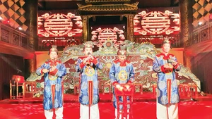 Biểu diễn nhạc cung đình tại nhà hát Duyệt Thị Đường (nằm giữa Hoàng thành Huế). Đây là nhà hát cổ nhất của Việt Nam, được xây dựng dưới thời Vua Minh Mạng vào năm 1826. Ảnh: Khiếu Minh