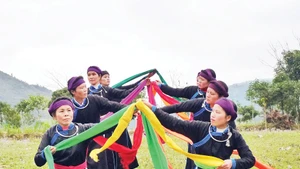 Người Tày ở thôn Trung Đô, xã Bảo Nhai với tiết mục múa khăn. Ảnh: VĂN HỌC