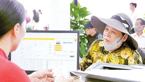 Nhờ áp dụng công nghệ, quá trình giải quyết thủ tục hành chính cho người dân được rút gọn và thuận lợi hơn. Ảnh: Hữu Hạnh
