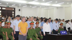 Các bị cáo trong phiên xét xử phúc thẩm.