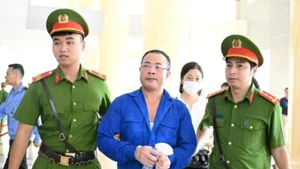 Bị cáo Nghiêm Quang Minh bị dẫn giải ra tòa chiều 19/6.