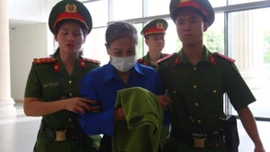Bị cáo Hoàng Thị Thúy Lan, cựu Bí thư Tỉnh ủy Vĩnh Phúc bị dẫn giải ra tòa sáng 24/6.