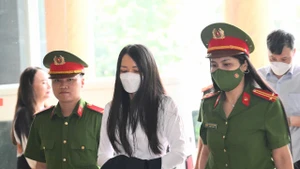 Bị cáo Trịnh Thị Thúy Nga bị dẫn giải đến tòa sáng 17/6.