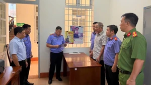 Cơ quan điều tra Viện Kiểm sát nhân dân tối cao thi hành các quyết định tố tụng đối với ông Huỳnh Thành. (Nguồn: Cục 1, Viện Kiểm sát nhân dân tối cao cung cấp)