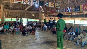 Lực lượng công an cấp xã thường xuyên phối hợp để tuyên truyền pháp luật cho bà con. (Ảnh: NGUYỄN TRƯỜNG MINH)