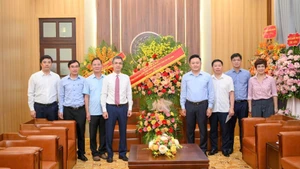 Đồng chí Tổng Bí Thư Tô Lâm đã gửi lẵng hoa chúc mừng Báo Nhân Dân. Lẵng hoa của Tổng Bí thư là biểu tượng của niềm tin và kỳ vọng vào Báo Nhân Dân – cơ quan ngôn luận của Đảng, tiếng nói của lòng dân. 