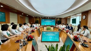 Đại diện Cục Thương mại điện tử và Kinh tế số (Bộ Công thương) và Ngân hàng Thương mại Cổ phần Đầu tư và Phát triển Việt Nam (BIDV) tại Lễ ký kết Biên bản ghi nhớ hợp tác.