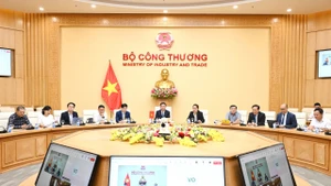Bộ trưởng Công thương Nguyễn Hồng Diên đàm phán cùng lúc với Bộ trưởng Bộ Thương mại Hoa Kỳ Howard Lutnick và Trưởng Đại diện thương mại Hoa Kỳ Jamieson Greer theo hình thức trực tuyến.