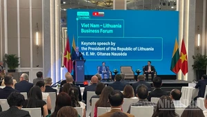 Tổng thống Litva Gitanas Nauséda phát biểu tại Diễn đàn doanh nghiệp Việt Nam-Litva. (Ảnh: AN NGUYÊN)