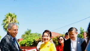 Phu nhân Nguyễn Thị Thanh Nga tặng quà lãnh đạo địa phương.