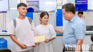 Chủ tịch Ủy ban nhân dân tỉnh Quảng Trị Trần Phong trao Giấy đăng ký kết hôn và quà cho đôi vợ chồng trẻ người Vân Kiều.