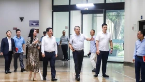 Bộ trưởng Nguyễn Hồng Diên và đoàn công tác đã đi kiểm tra Trung tâm Dữ liệu Bộ Công thương.
