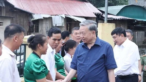 Tổng Bí Thư Tô Lâm với người dân và cán bộ bản Tân Lập, xã Si Pa Phìn, tỉnh Điện Biên. (Ảnh: Thống Nhất - TTXVN)