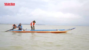 Kiểm tra chất lượng nước hồ Dầu Tiếng