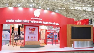 Sắp hoàn thiện triển lãm thành tựu ngành công thương nhân dịp Quốc khánh 2/9. (Ảnh: BCT)