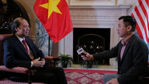 Đại sứ Việt Nam tại Hoa Kỳ Nguyễn Quốc Dũng trả lời phỏng vấn của phóng viên về mục tiêu trọng tâm và thông điệp chính mà Tổng Bí thư Tô Lâm mang tới Hoa Kỳ trong chuyến công tác này. (Ảnh: HỒNG NGUYÊN/TTXVN)