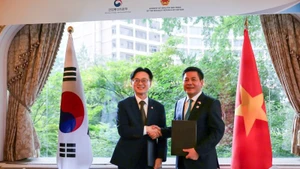 Bộ trưởng Nguyễn Hồng Diên và ông Kim Jung Kwan, Bộ trưởng Thương mại, Công nghiệp và Năng lượng Hàn Quốc (MOTIE).