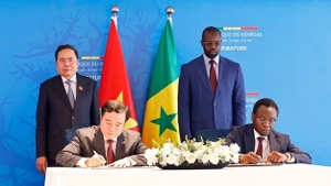 Lễ ký Bản ghi nhớ về thương mại gạo Việt Nam và Senegal trước sự chứng kiến của Chủ tịch Quốc hội Trần Thanh Mẫn và Thủ tướng Senegal Ousmane Sonko.