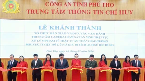 Các đại biểu cắt băng khánh thành đưa Trung tâm camera giám sát an ninh vào hoạt động.