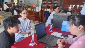 Công chức xã Thạnh Xuân, thành phố Cần Thơ tiếp công dân tại Trung tâm phục vụ hành chính công. 