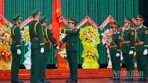 Đại tướng Nguyễn Tân Cương, Ủy viên Ban chấp hành Trung ương Đảng, Ủy viên Thường vụ Quân ủy Trung ương, Tổng Tham mưu trưởng, Thứ trưởng Quốc phòng trao quân kỳ Quyết thắng cho các đơn vị thành lập mới trên địa bàn Quân khu.