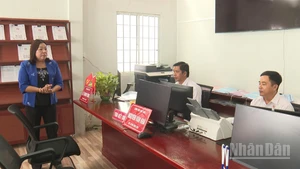 Bà Mã Thị Tươi, Phó Chủ tịch Thường trực Hội đồng nhân dân thành phố Cần Thơ thăm hỏi, động viên cán bộ, công chức.
