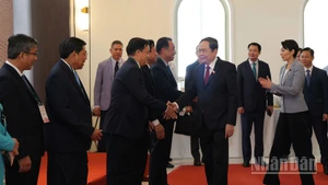 Chủ tịch Quốc hội Trần Thanh Mẫn chúc mừng đại biểu tham dự Hội nghị.