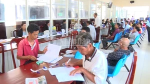 Cán bộ, công chức bộ phận một cửa huyện Thới Lai, thành phố Cần Thơ.