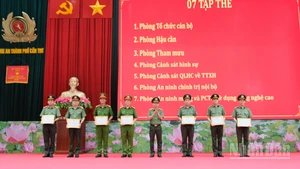 Giám đốc Công an thành phố Cần Thơ trao khen thưởng các tập thể, cá nhân có thành tích xuất sắc trong công tác.