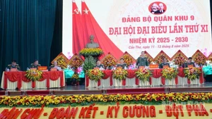 Đoàn Chủ tịch tham dự Đại hội đại biểu Đảng bộ Quân khu 9.