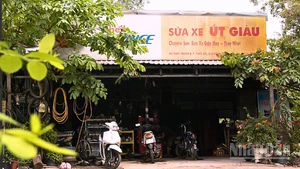 Tiệm sửa xe của ông Giàu nằm lọt thỏm giữa những tán cây ven đường.