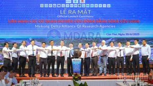 Đại biểu thực hiện nghi thức Lễ ra mắt Liên minh các cơ quan nghiên cứu đồng bằng sông Cửu Long.