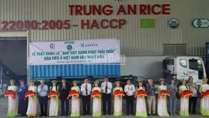 Nghi thức cắt băng xuất khẩu lô hàng “Gạo Việt xanh phát thải thấp” đầu tiên sang Nhật Bản.
