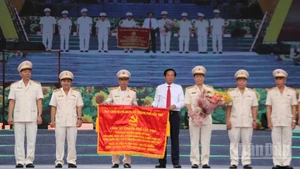 Ông Đỗ Thanh Bình (áo trắng), Bí thư Thành ủy Cần Thơ tặng bức trướng cho Công an thành phố Cần Thơ.