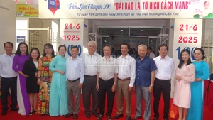 Các đại biểu dự lễ khai mạc chụp hình lưu niệm 