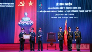 Trung tướng Nguyễn Xuân Dắt, Phó Bí thư Đảng ủy, Tư lệnh Quân khu 9, trao Huân chương Bảo vệ Tổ quốc hạng Nhì cho Bộ Chỉ huy Quân sự thành phố Cần Thơ.