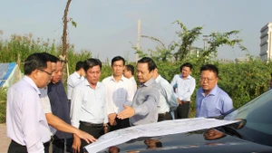 Lãnh đạo tỉnh Vĩnh Long kiểm tra quy hoạch tại Khu công nghiệp Bình Minh, thị xã Bình Minh.