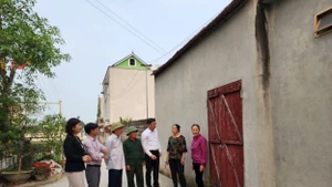 Lãnh đạo xã Dân Lý vận động nhân dân tham gia hiến đất mở đường.