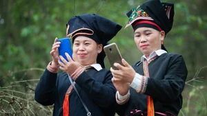 Chị em vùng cao giờ đã quen thuộc với việc dùng điện thoại thông minh để tiếp thị sản vật quê hương. Nguồn: Hội Liên hiệp Phụ nữ Việt Nam