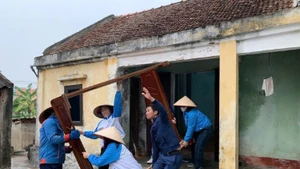 Các lực lượng hỗ trợ người dân huyện Cẩm Giàng, tỉnh Hải Dương xóa nhà tạm, nhà dột nát. Ảnh: Tuấn Sỹ