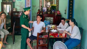 Cán bộ, chiến sĩ Đồn Biên phòng Xuân Đài đến thăm ông Trần Ngọc Thạch.