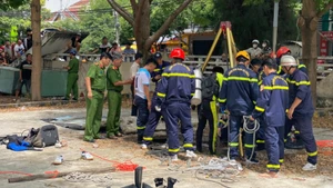 Phòng Cảnh phòng cháy, chữa cháy và cứu nạn, cứu hộ, Công an tỉnh Đắk Lắk phối hợp với Công an phường Tuy Hòa cứu nạn, cứu hộ.