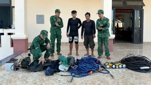 Đồn Biên phòng Hòa Hiệp Nam lập biên bản vi phạm hành chính và tịch thu tang vật vi phạm.