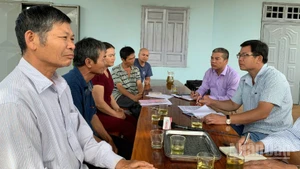 Các hộ dân bức xúc phản ảnh với phóng viên Báo Nhân Dân.