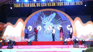 Các đại biểu ấn nút khai mạc Tuần lễ văn hóa, du lịch và ẩm thực Đắk Lắk 2025.