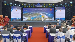 Quang cảnh lễ khởi công Dự án Đầu tư xây dựng và kinh doanh kết cấu hạ tầng Khu công nghiệp Hòa Tâm-giai đoạn 1 và Dự án đầu tư xây dựng Bến cảng Bãi Gốc.