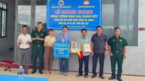 Đại diện Đồn Biên phòng Ea H’leo và chính quyền địa phương trao Nhà “Đại đoàn kết” tặng gia đình ông Cầm Bá Tanh.