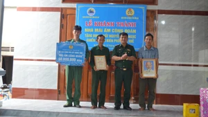 Đại tá Rơ Lan Ngân, Phó Chính ủy Ban Chỉ huy Bộ đội Biên phòng tỉnh Đắk Lắk trao tặng kinh phí hỗ trợ gia đình đồng chí Nguyễn Tấn Ngọc.
